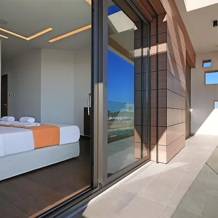 Suncity Icon - Luxury Beachfront Vakantiehuis Agia Napa