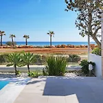 Suncity Icon - Luxury Beachfront Ferienhaus