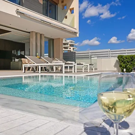 Suncity Icon - Luxury Beachfront Holiday home Ayia Napa